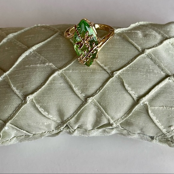 🎉HP🎉925 (stamped) w/18K gold overlay lab emerald ring dragonfly & leaf design - Picture 4 of 5